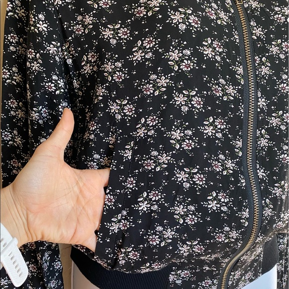 🛍Flower print Bomber Jacket🛍 - Picture 2 of 6